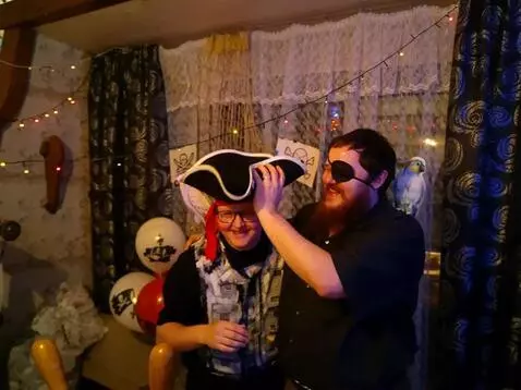 AI Video from prompt: Фон фото заменяется на фон: пиратский корабль у 