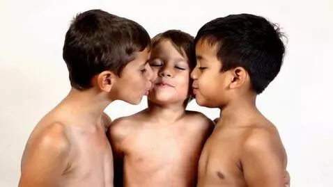 AI Video from prompt: Os rapazes de camisa devem se beijar enquanto o 