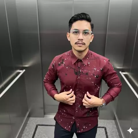 AI Video from prompt: Pria ini berdiri sambil mundur perlahan. Tanggan