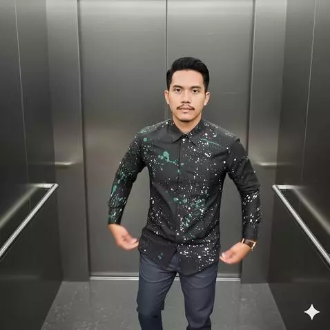 AI Video from prompt: Pria ini berdiri sambil mundur perlahan. Tanggan