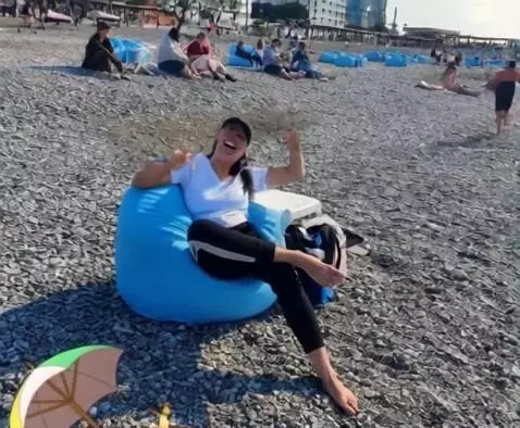 AI Video from prompt: крутит попкой в стиле танца