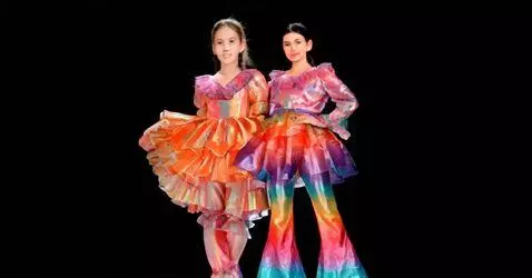 AI Video from prompt: Обними меня, не двигай головой, двигай руками