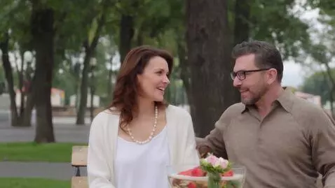 AI Video from prompt: 2 ruzna debela coveka sede ispred velikog belog 