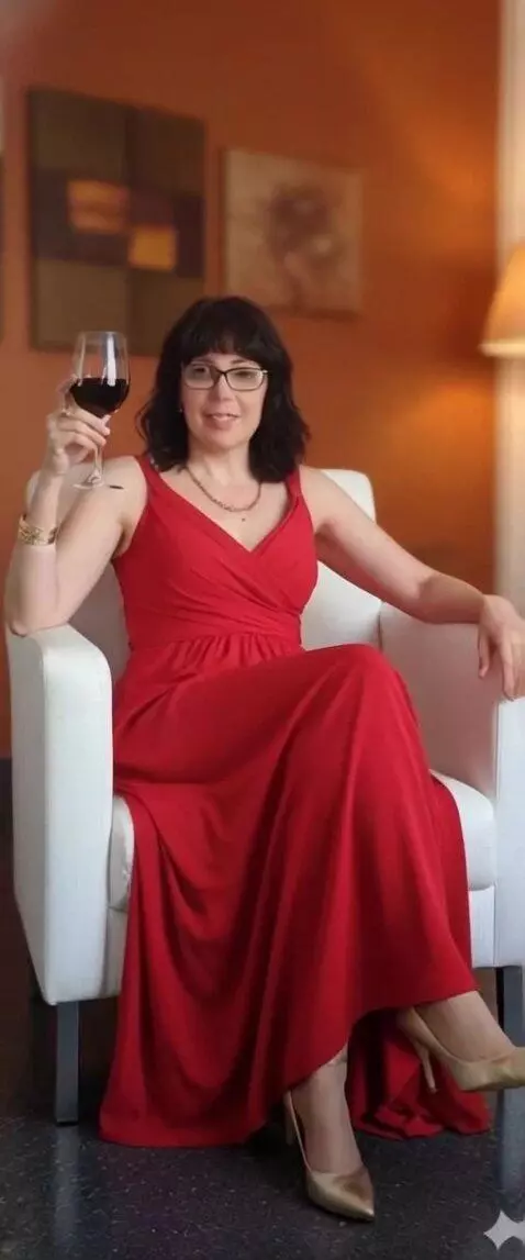 AI Video from prompt: mujer se levanta y camina con estilo hacia delan