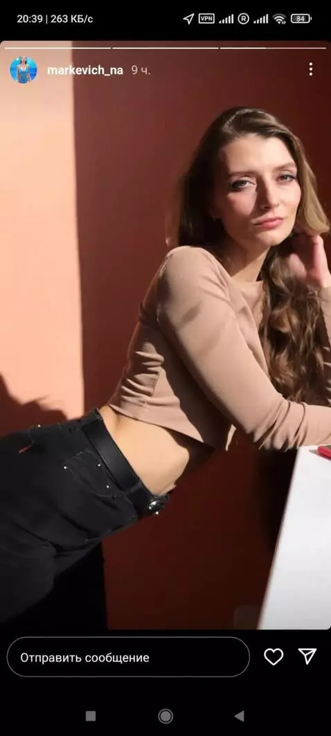 AI Video from prompt: Girl lean on the table