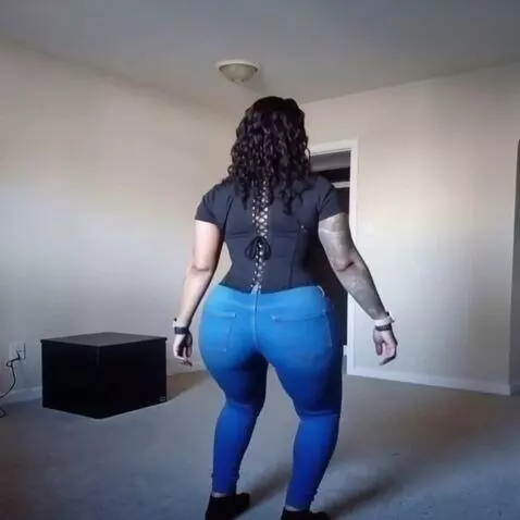 AI Video from prompt: Without turning around, the woman places and kee