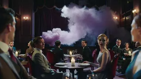 AI Video from prompt: В тёмном зале кабаре за столиками со свечами сид