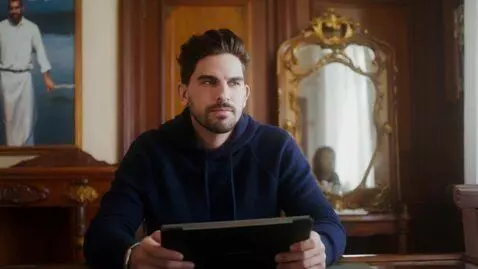 AI Video from prompt: Türkiye'de bir berber dükkanı. Tıraş olan genç a