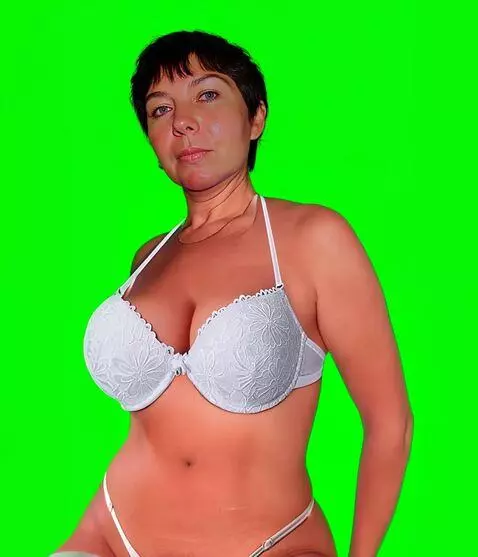 AI Video from prompt: Belly dancing, eyes always directed at the camer