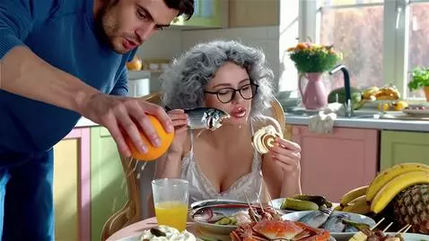 AI Video from prompt: Молодая красивая женщина с серыми кучерявыми вол