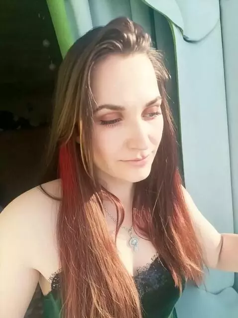 AI Video from prompt: Девушка идёт по снежному лесу в белой шубе. Вокр