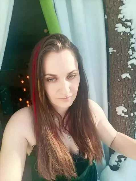 AI Video from prompt: Девушка идёт по снежному лесу в белой шубе. Вокр