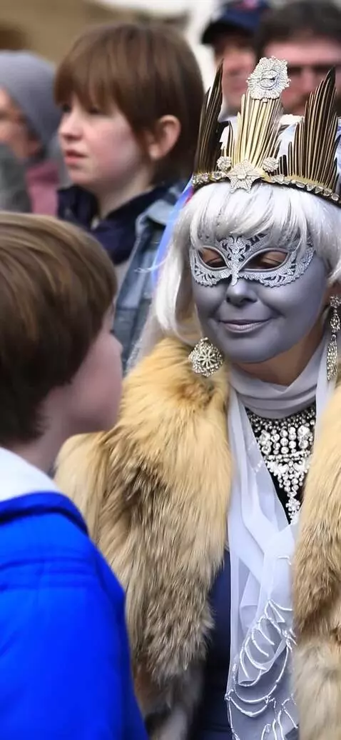 AI Video from prompt: Пятидесятилетняя снежная королева чмокает юношу 