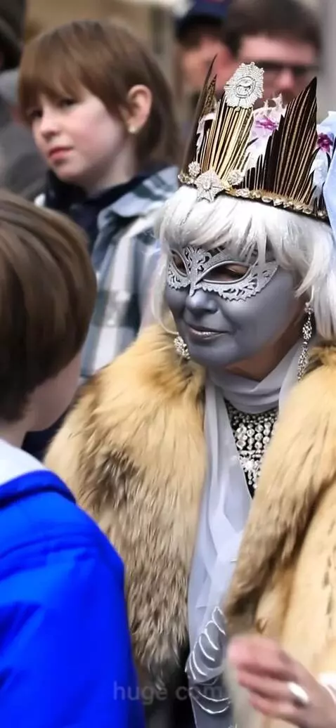 AI Video from prompt: Пятидесятилетняя снежная королева целует юношу в