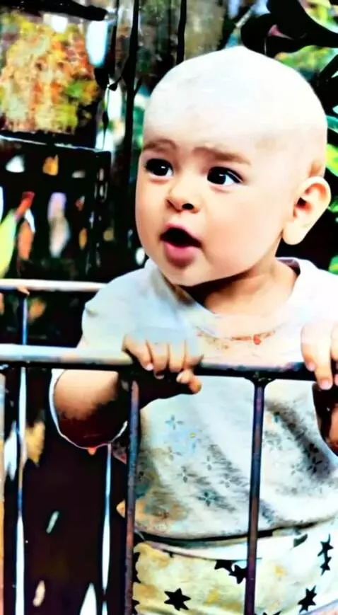 AI Video from prompt: Оживить фото мальчик машет рукой прыгает в манеж