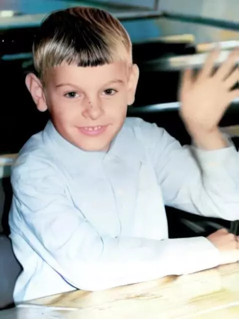 AI Video from prompt: Оживить Машет рукой держит букварь и пенал