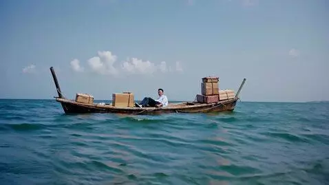 AI Video from prompt: китаец плывет на деревянном плоту с коробками по