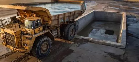 AI Video from prompt: Белаз поднимает кузов наполненный водой, чтобы о