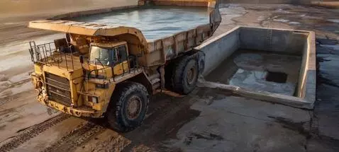 AI Video from prompt: Белаз поднимает кузов наполненный водой, чтобы о