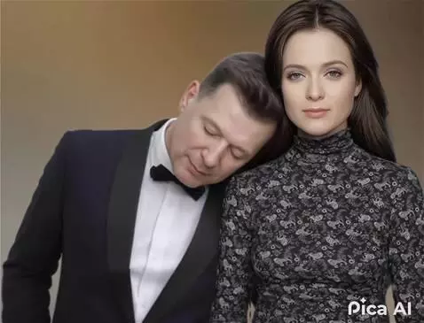 AI Video from prompt: Пара стоят в обнимку, мужчина спит в обнимку, а 