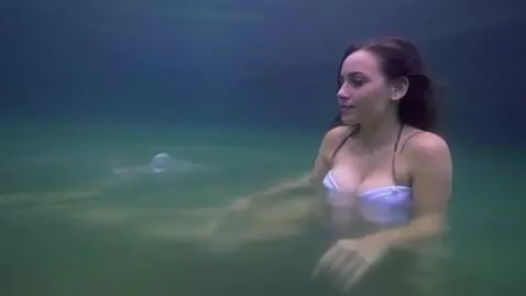 AI Video from prompt: русалка плавает в полупрозрачном молоке,  выпрыг