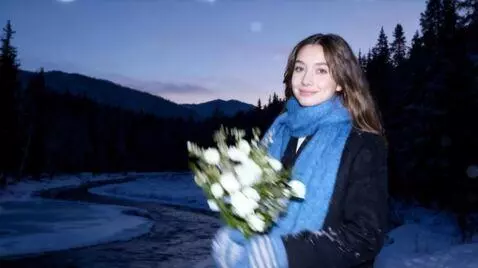 AI Video from prompt: A pretty 25-year-old young woman with a sweet fa