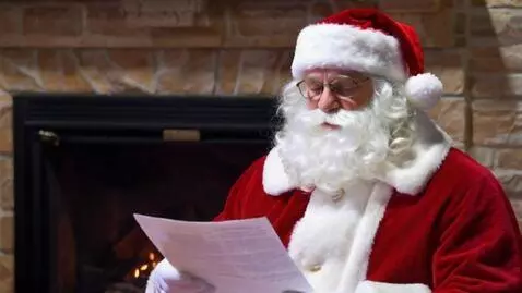 AI Video from prompt: Санта Клаус читает письмо у камина и потом подни
