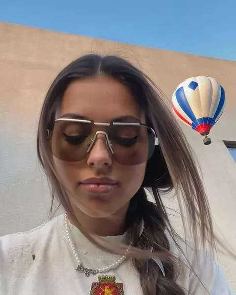 AI Video from prompt: волосы немного шевелятся от ветра, девушка немно