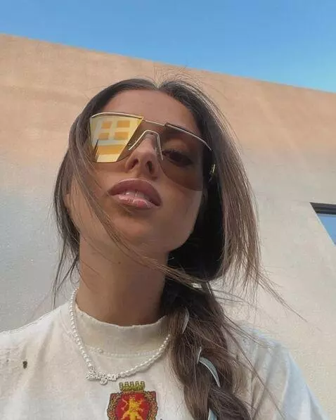 AI Video from prompt: оживить плавно без резких движений