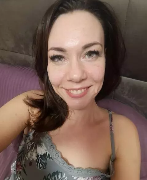 AI Video from prompt: Камера сильно приближает губы