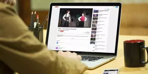 AI Video from prompt: Легкий облет на право сверху вниз вида сьемки из