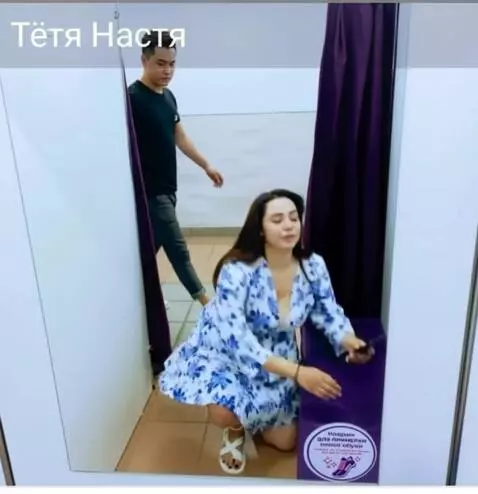 AI Video from prompt: Девушка встала на колени, к ней пришёл парень и 