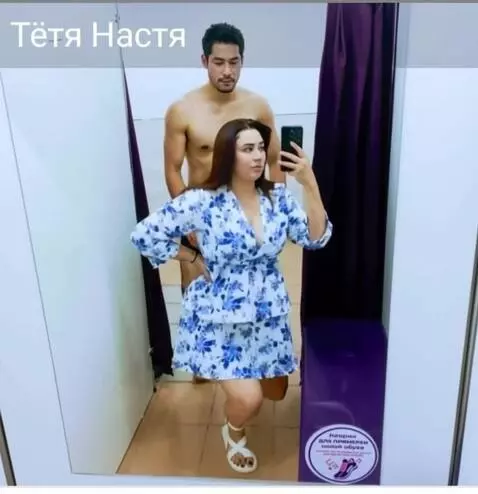 AI Video from prompt: Девушка встала на колени, к ней пришёл парень, з