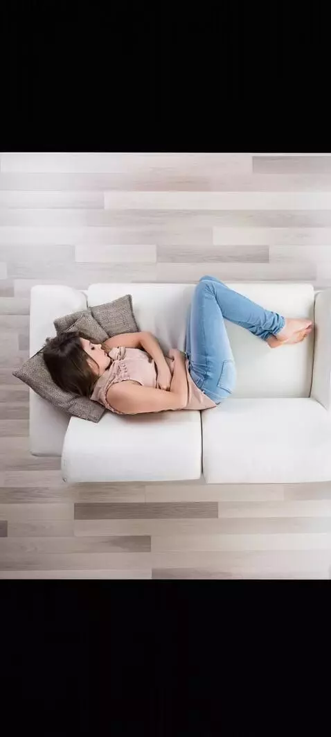 AI Video from prompt: У девушки очень болит живот. Ее мучает диарея. Е