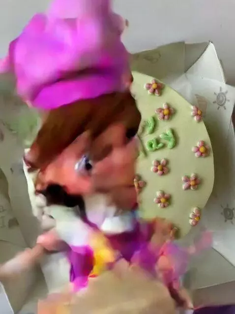 AI Video from prompt: девушка кондитер печет красивый торт. цвета (мол