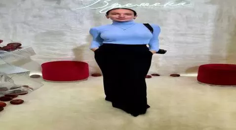 AI Video from prompt: Девушка снимает с себя топ и остаётся с голыми с