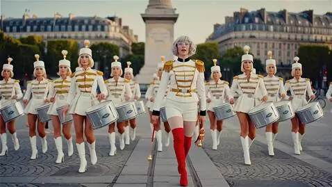 AI Video from prompt: Женщины мажоретки с барабанами, в количестве 20 