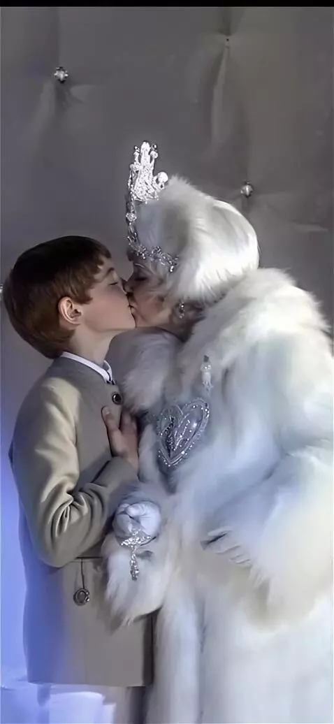 AI Video from prompt: Пятидесятилетняя снежная королева в белоснежных 