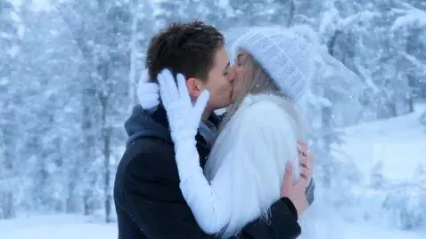 AI Video from prompt: Пятидесятилетняя снежная королева в белоснежных 