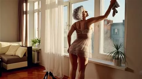 AI Video from prompt: Женщина, домохозяйка, 35 лет, модельной внешност