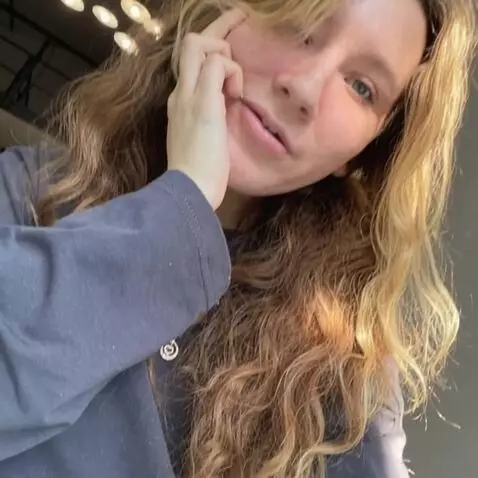 AI Video from prompt: show her feet