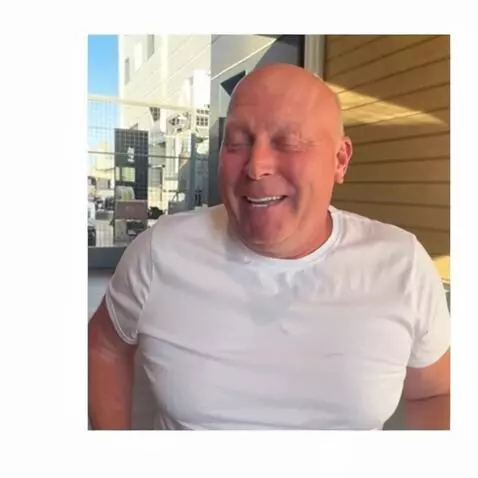 AI Video from prompt: Сделай видео, где этот человек на фото, Заходит 