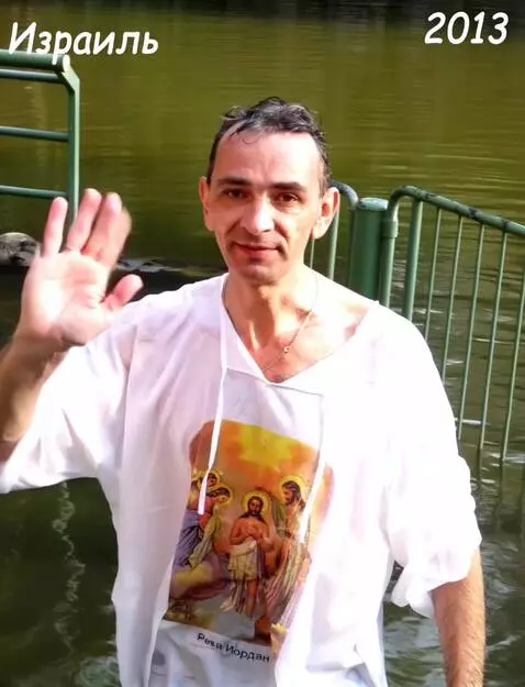 AI Video from prompt: Приветственно машет