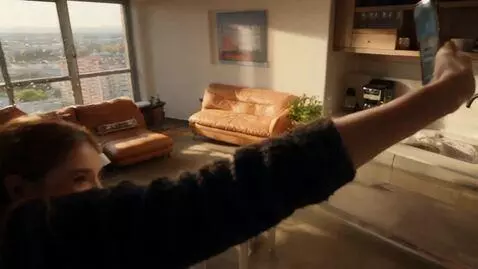 AI Video from prompt: Девушка 25 лет, блонда, снимает селфи-камерой. Д