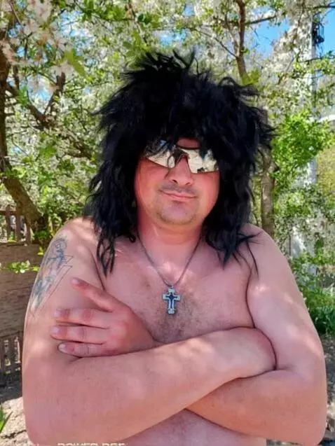 AI Video from prompt: Ходит влево вправо смотрит в камеру