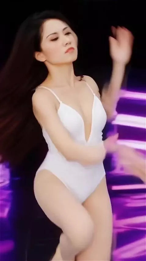 AI Video from prompt: ((动漫风格))、((高细节))、((高质量作品))、((完美运镜))、她是一个功底深厚的舞女、