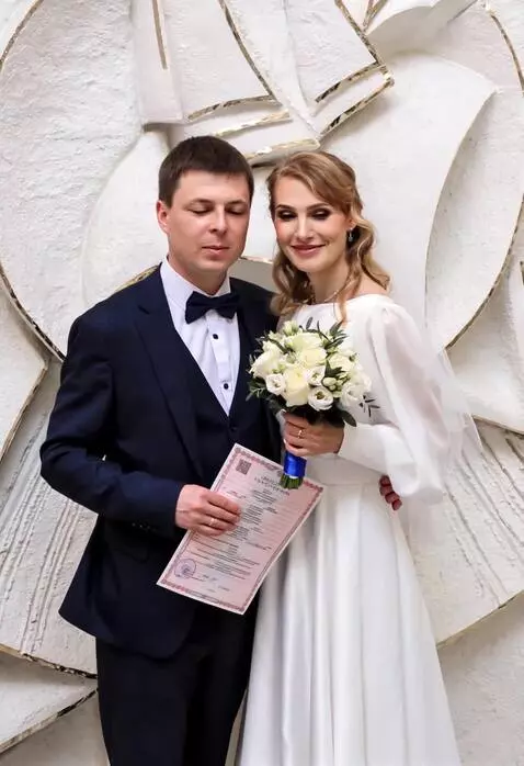 AI Video from prompt: The bride gently holds the white bouquet against