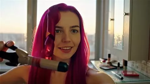 AI Video from prompt: Крупным планом. Девушка с ярко-малиновыми волоса