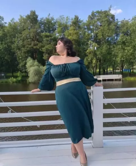 AI Video from prompt: женщина подняла платье, видно ноги.