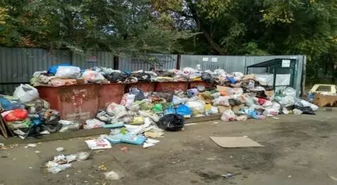 AI Video from prompt: начале старый серый двор с советскими 5 этажками